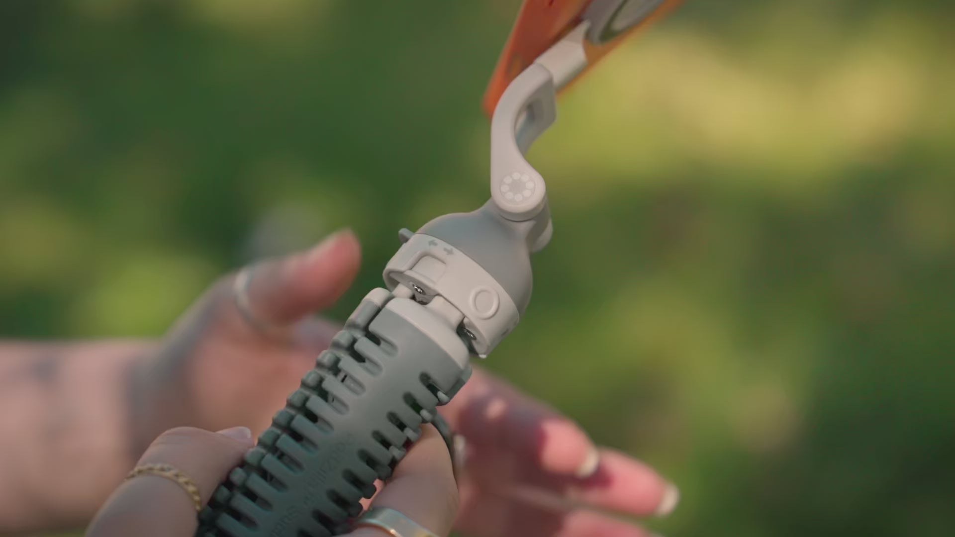 Load video: Video showing how to change the angle of the legs from 45 degrees to 90 degrees